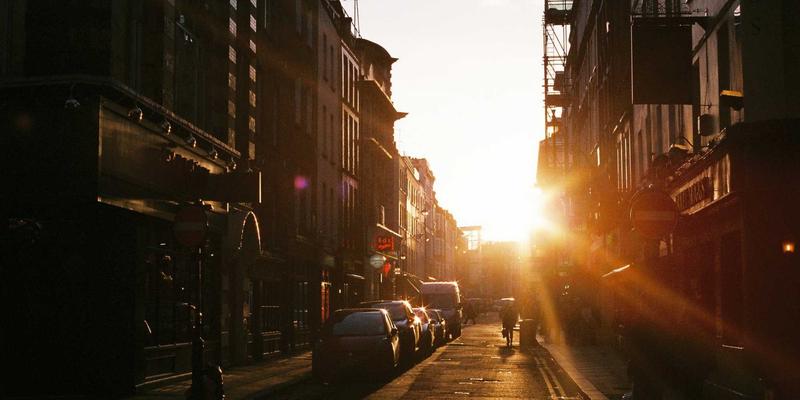 5G网络技术如何驱动企业数字化转型：从编程教程到数字资源的全面变革