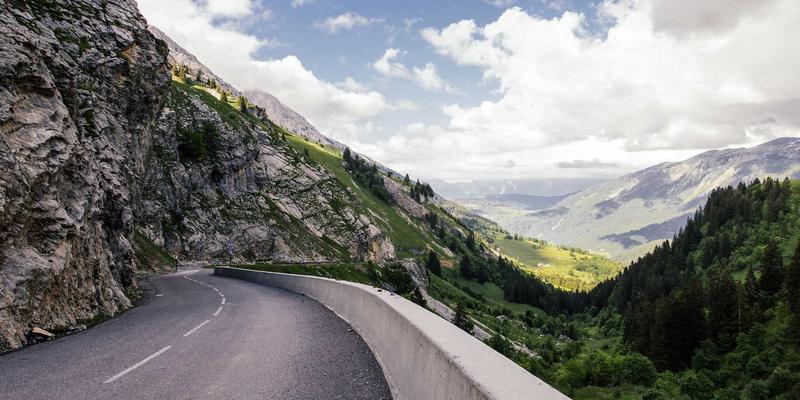 数字资源高效互联：MPLS网络技术在混合云架构中的关键角色